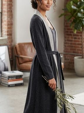Williams Sonoma Women's Charcoal Robe with Light Gray Trim and Tie 100% Cashmere